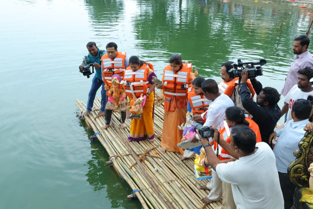 వినాయక నిమజ్జనం ప్రశాంతంగా జరిగేలా పటిష్ట ఏర్పాట్లు*  *17 చెరువుల్లో 30 క్రేన్ల ఏర్పాటు..*  *రూ.2 కోట్లతో ప్రత్యేక ఏర్పాట్లు అన్ని శాఖల సమన్వయంతో నిమజ్జన కార్యక్రమాల నిర్వహణ