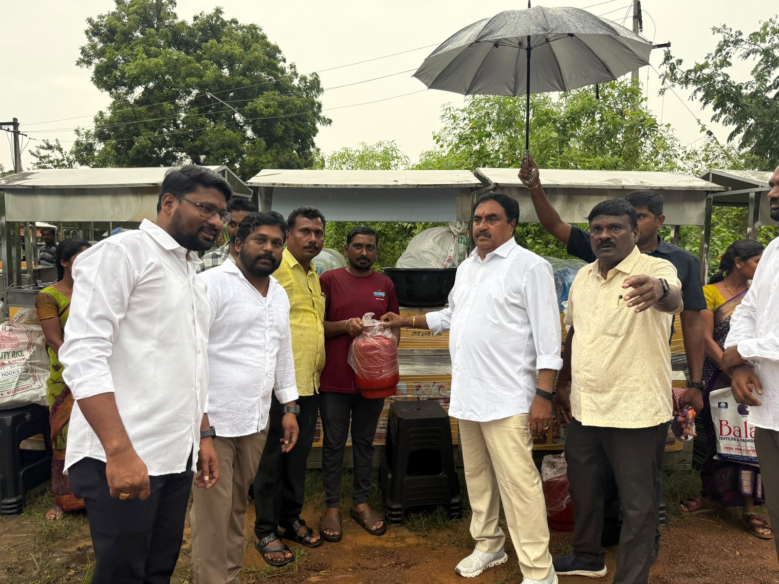 NECC చైర్మన్ శ్రీమతి రేణు దేశాయ్  సంకల్పంతో ఉచితంగా ఎగ్ కార్డుల పంపిణీ కార్యక్రమం