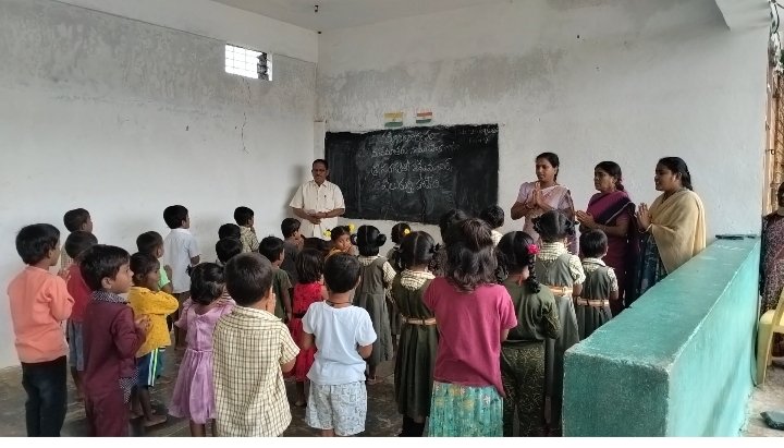 వందేమాతర గీతం అలపించిన విద్యార్థులు