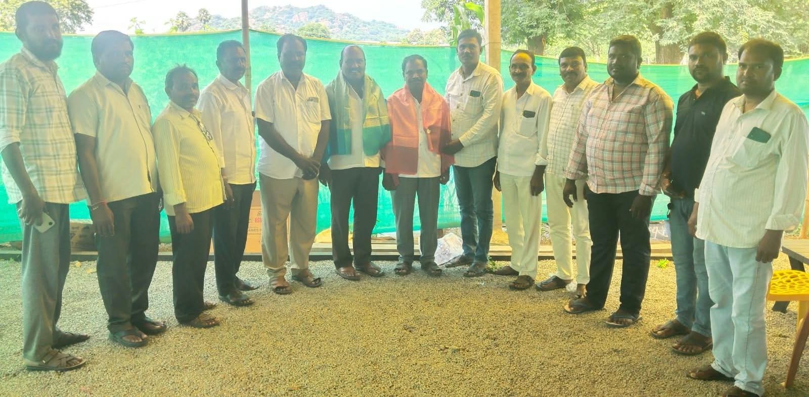 చౌటపల్లి సొసైటీ నూతన డైరెక్టర్ మాసాని యాకూబ్. మరియు పర్వతగిరి సొసైటీ డైరెక్టర్ ఆబర్ల రవి దళిత సంఘాల నాయకులు సన్మానం