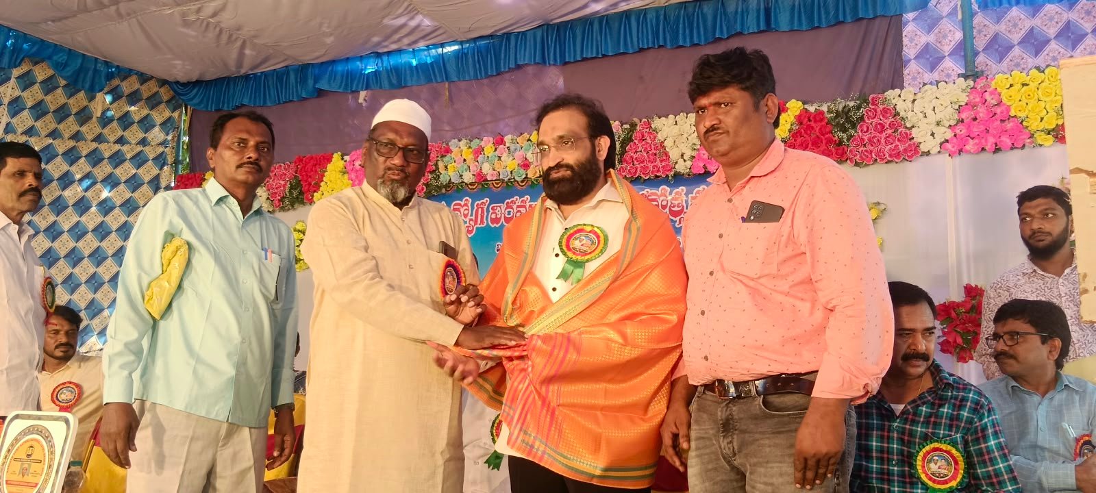 ఉద్యోగానికి వీడ్కోలు..ప్రజాసేవకు శ్రీకారం